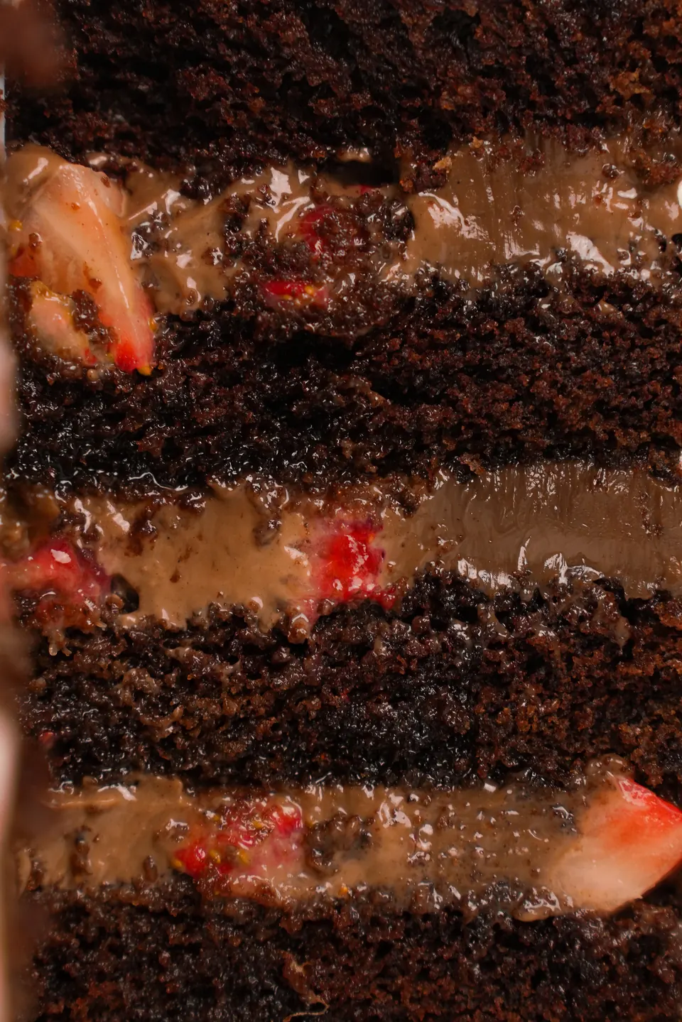Fatia de bolo de chocolate com morangos